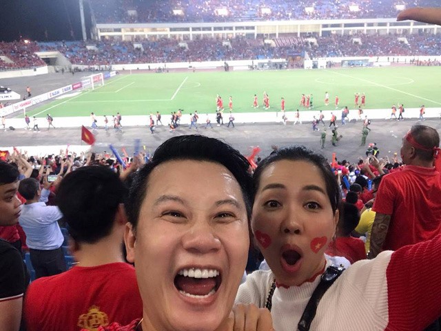 Hoàng Bách và vợ ăn mừng trận bán kết lượt về AFF Cup 2018. 