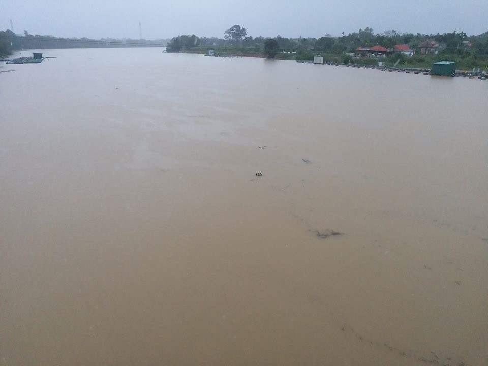 Nước sông Bồ lên cao do mưa lớn và thủy điện Hương Điền xả lũ. Ảnh: PĐ.