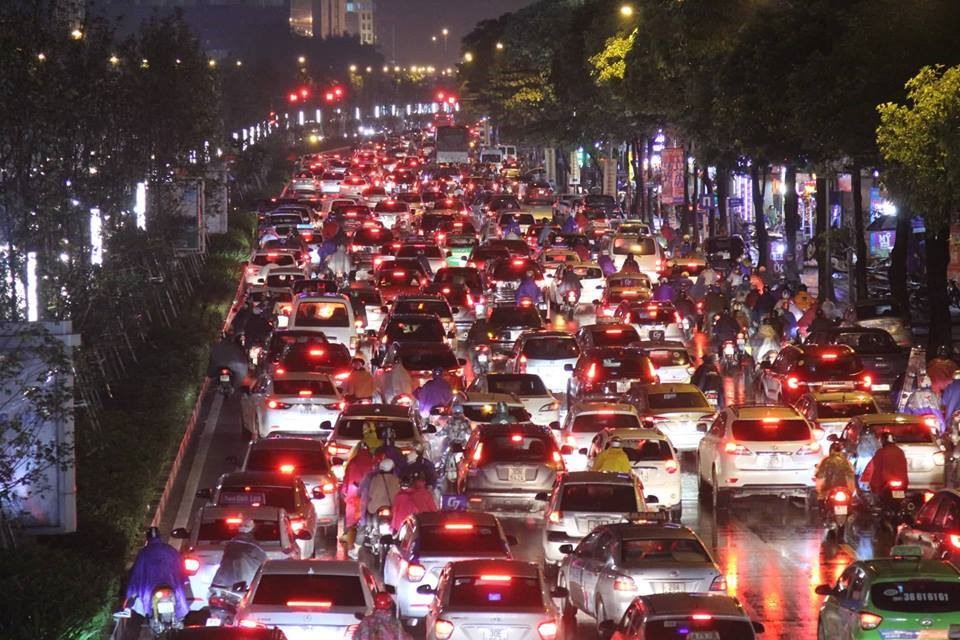 Đội mưa rét, nhích từng mét trên phố Phạm Ngọc Thạch. Ảnh: Trần Thường