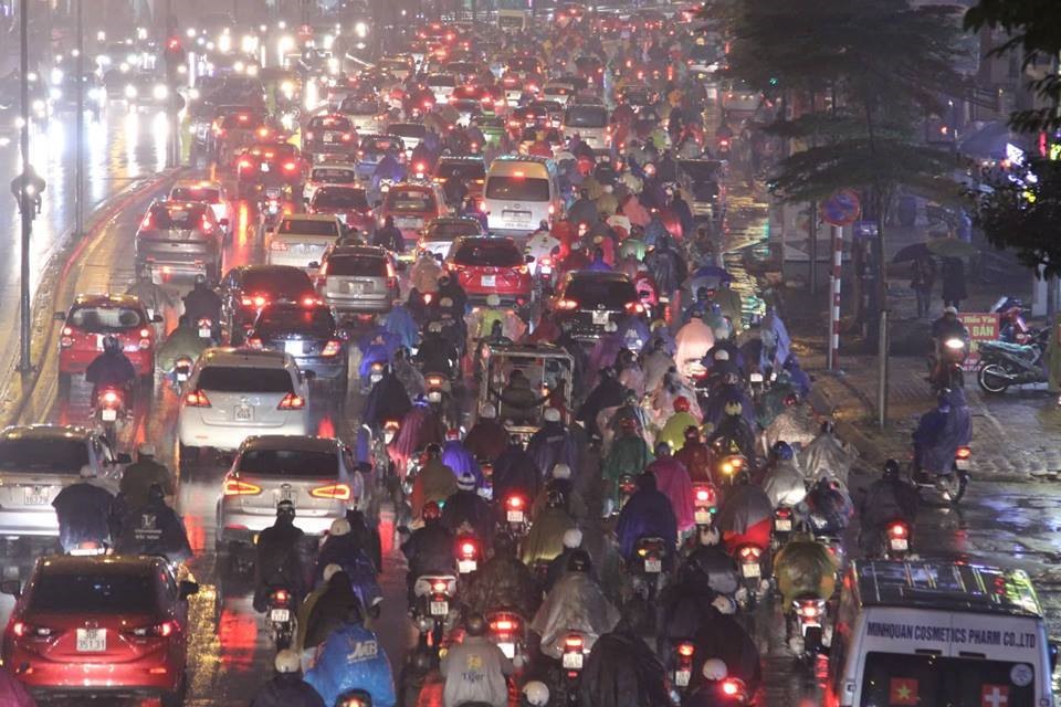 19h, đường Trần Duy Hưng hướng Phạm Hùng không khác bãi giữ xe khổng lồ.