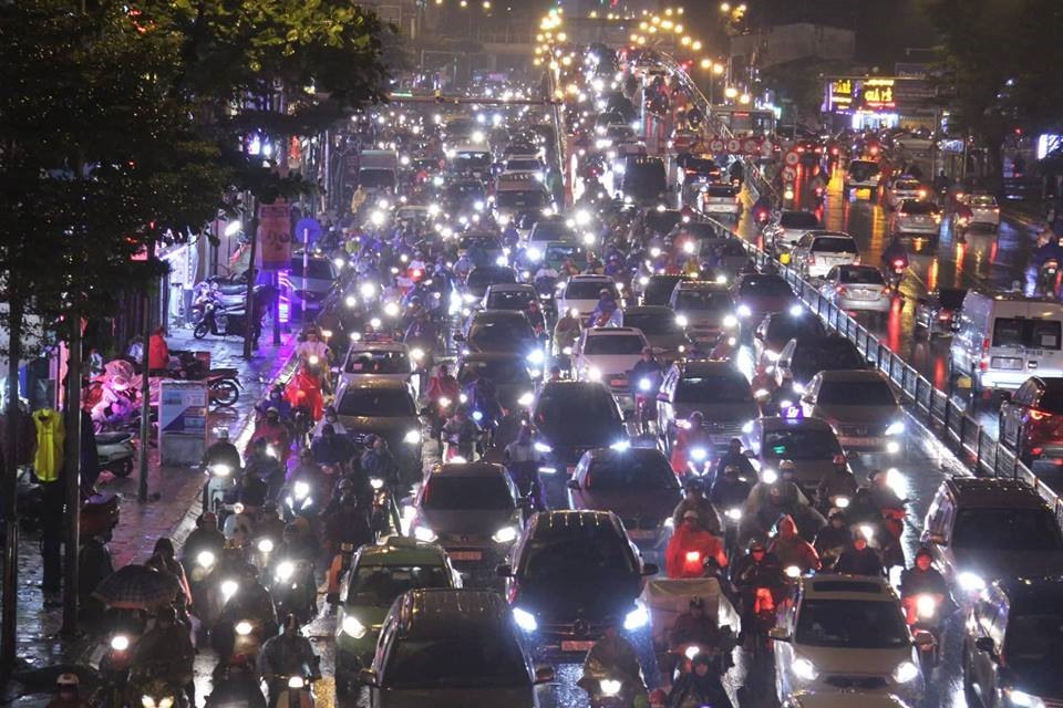 19h, đường Trần Duy Hưng hướng Phạm Hùng không khác bãi giữ xe khổng lồ.