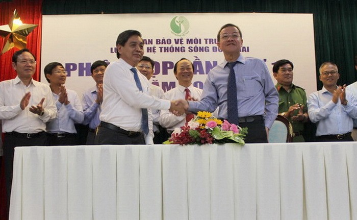 Hình ảnh chuyển giao chức vụ Chủ tịch Uỷ ban BVMT lưu vực sông Đồng Nai giữa 2 lãnh đạo địa phương Đồng Nai (phải) và Bà Rịa- Vũng Tàu (trái). Ảnh: C.H