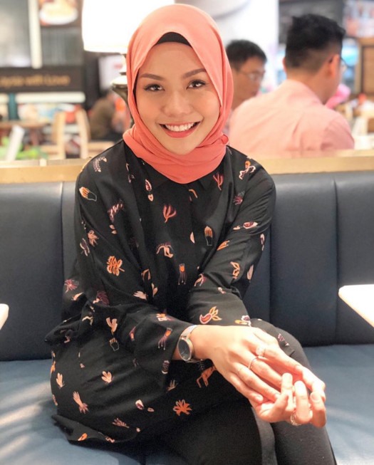Anim Ezati Rizki thường xuyên đăng tải hình ảnh mặc trang phục truyền thống Baju Kurung của người Malaysia.