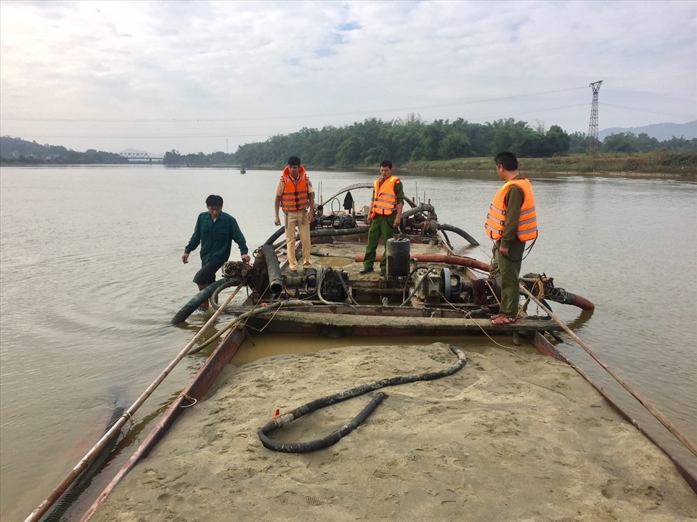 Một tàu hút cát bị lực lượng công an huyện Hương Sơn (Hà Tĩnh) bắt giữ