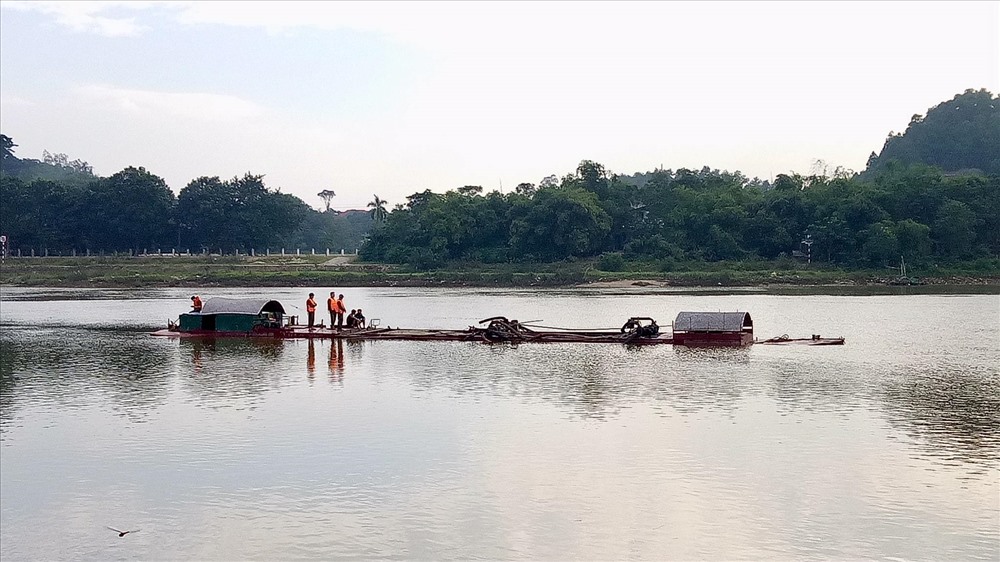 Một tàu hút cát bị lực lượng công an huyện Hương Sơn (Hà Tĩnh) bắt giữ