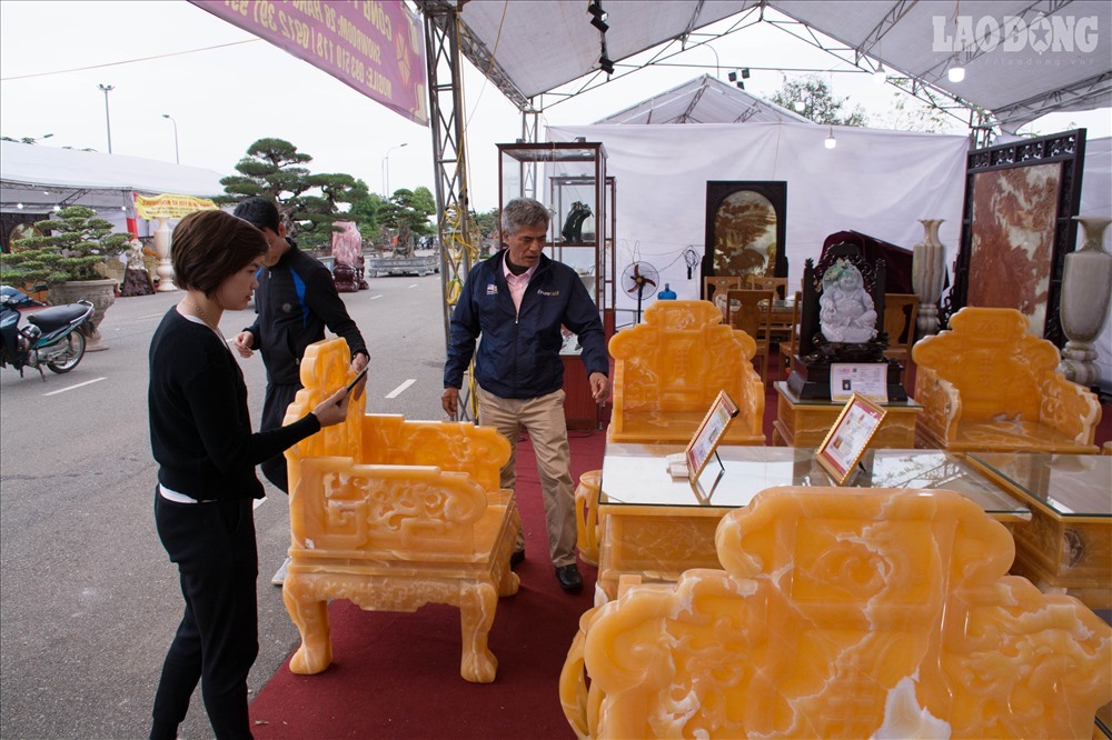 Bộ bàn ghế ngọc trị giá 8 tỷ xuất hiện tại triển lãm sinh vật cảnh Việt Nam trong khuôn khổ Tuần “Đại đoàn kết các dân tộc“. 