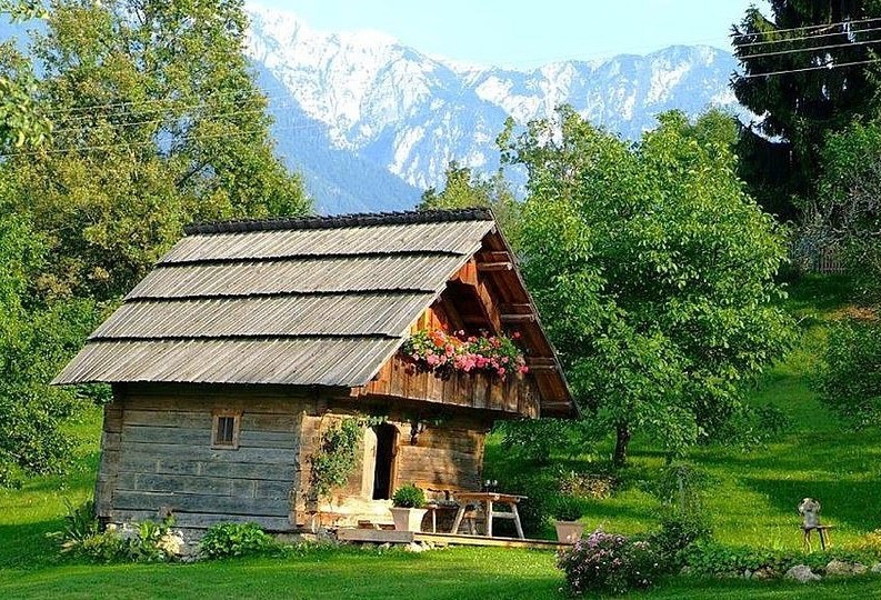 Nhà gỗ (Áo): Một ngôi nhà nhỏ bằng gỗ ở vùng nông thôn nước Áo sẽ là nơi nghỉ hoàn hảo cho chuyến du lịch lãng mạn của bạn. Tầng dưới bao gồm khu vực tiếp khách và phòng tắm. Tầng trên là phòng ngủ dành cho 2 người. Ngoài ra, bạn có thể thưởng thức đồ ăn ngon của vùng ở một nhà hàng gần đó.
