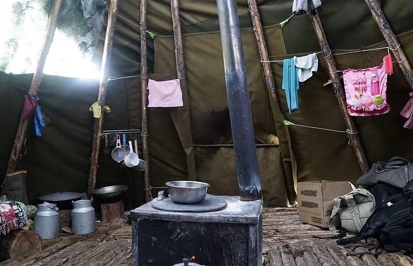 Lều vải tí hon (Mông Cổ): Nhà lều bằng vải là nét độc đáo của bộ tộc Dukha, miền bắc Mông Cổ. Du khách có thể đặt chỗ lưu trú ở đây từ 2-3 ngày. Tiện nghi trong ngôi nhà hệt với không gian của các gia đình địa phương, bao gồm hai giường gỗ, túi ngủ, bếp lửa, không có phòng tắm hay nhà vệ sinh. Ngoài ra, bạn sẽ được trải nghiệm bữa ăn với nguyên liệu chính là thịt và mì.