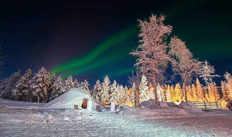 Lều tuyết (Phần Lan): Ở vùng Lapland xa xôi, lều tuyết là nơi hứa hẹn sẽ mang đến cho du khách hương vị độc đáo của mảnh đất nguyên sơ và cơ hội ngắm nhìn hiện tượng cực quang tuyệt đẹp. Trong mỗi căn lều có giường ngủ và đèn chiếu sáng. Khi đến đây, du khách sẽ được cung cấp túi ngủ ấm áp. Tuy nhiên, bạn nên mang theo các thiết bị giữ nhiệt, mũ len, tất và găng tay vì lều tuyết luôn trong tình trạng âm độ.