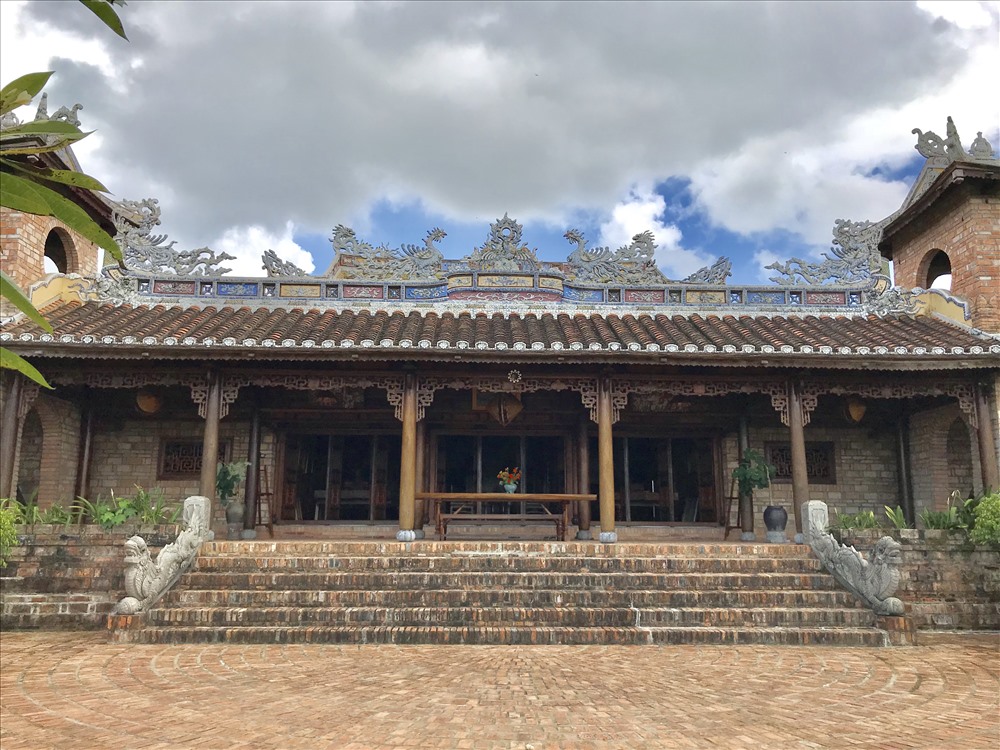 Bến Xuân như một cung phủ nhìn từ bờ sông Hương. Ảnh: H.V.M