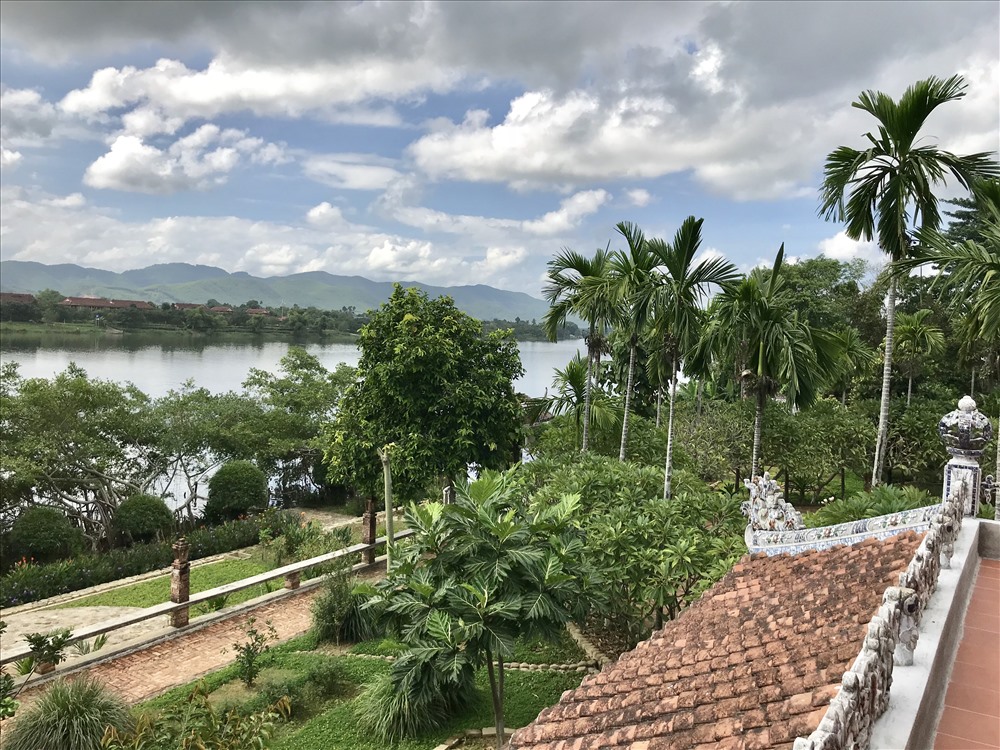 Sông Hương nhìn từ Bến Xuân. Ảnh: H.V.M