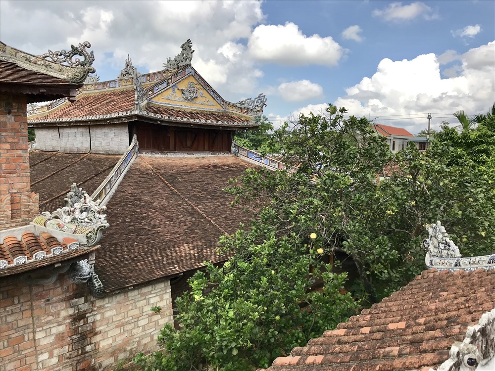 Với những lâu đài trùng điệp mái ngói. Ảnh: H.V.M