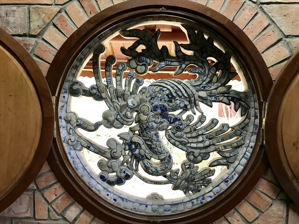Phượng được chạm khảm trong cửa sổ phòng ngủ. Ảnh: H.V.M