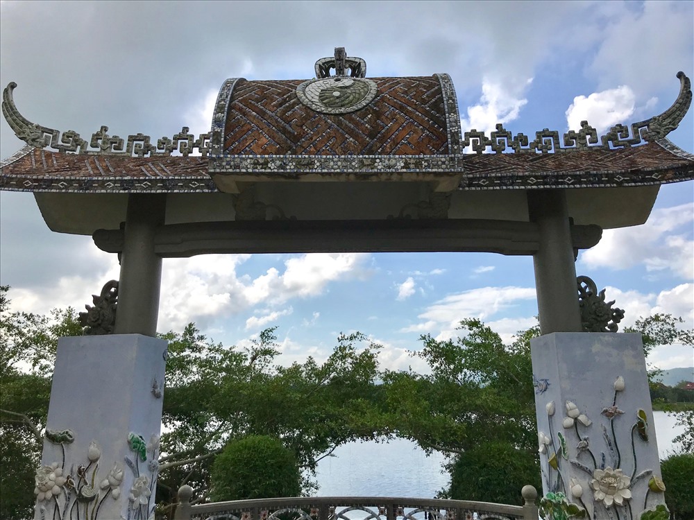 Cổng Sen từ phía sông Hương. Ảnh: H.V.M