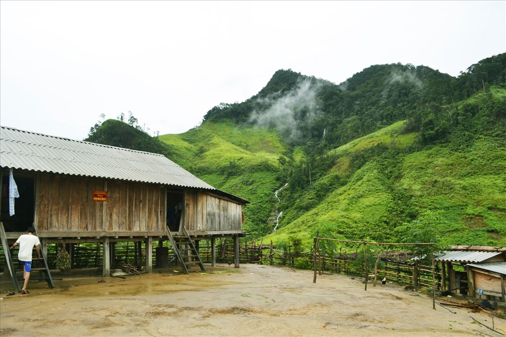 Bao bọc quanh những nóc nhà sàn ở Tà Vờng là núi và thác nước nhỏ. Ảnh: Hoàng Bùi