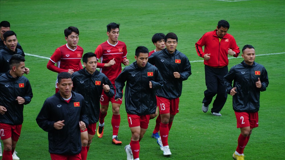 Trong 30 phút báo chí tác nghiệp, các tuyển thủ Việt Nam chỉ khởi động nhẹ và chạy quanh sân.