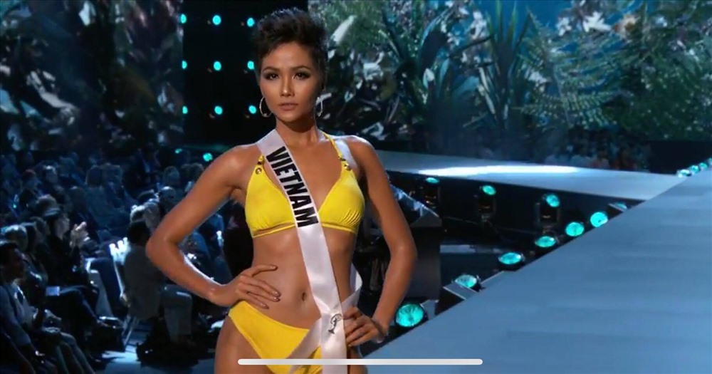 Đại diện Việt Nam, Hoa hậu H'Hen Niê diện bộ bikini vàng tươi tự tin sải bước. 