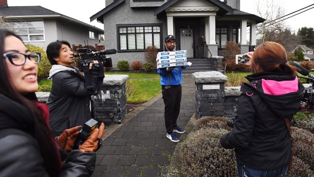 Theo SCMP, bà Mạnh đặt mua pizza và mời phóng viên ở bên ngoài nhà bà. Tuy nhiên, các phóng viên đã từ chối. Ảnh: The Canadian Press. 