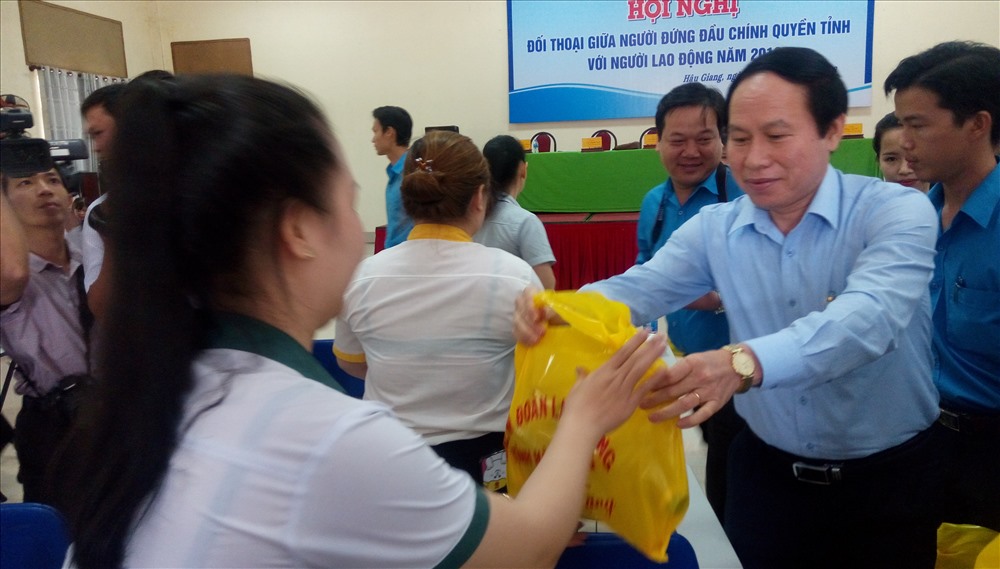 Ông Lê Tiến Châu, Phó bí thư Tỉnh ủy – Chủ tịch UBND tỉnh trao quà cho CNLĐ