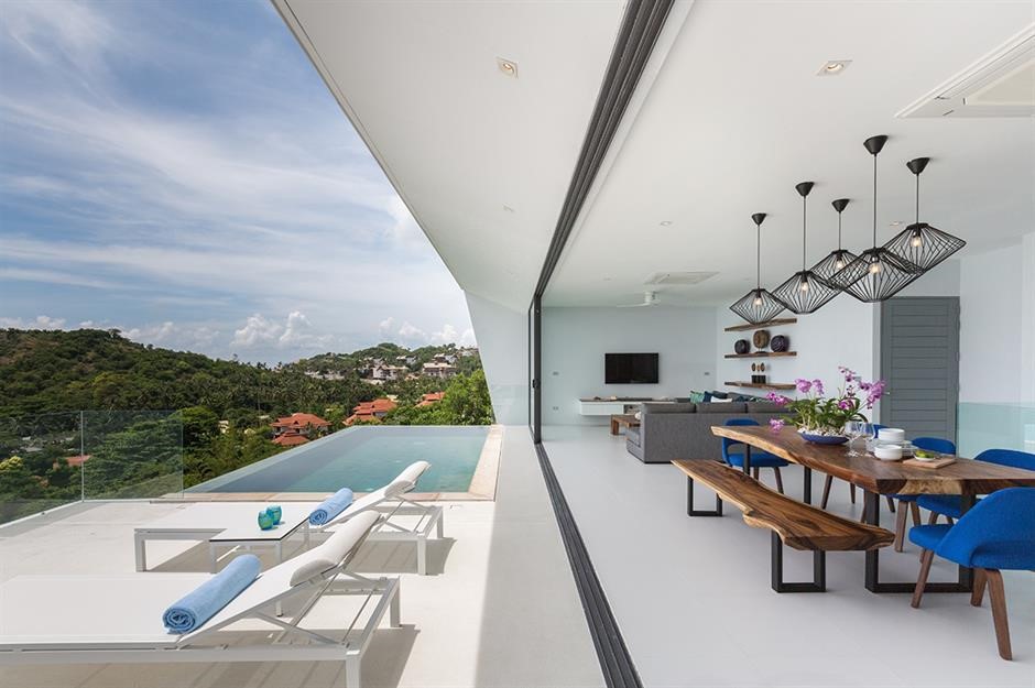 2. Đảo Koh Samui, Thái Lan: Biệt thự hướng biển (Giá: 975.000 USD)Cũng có giá gần 1 triệu USD, căn biệt thự hướng biển nằm trên hòn đảo Koh Samui của Thái Lan, nhìn ra vịnh Plai Laem.