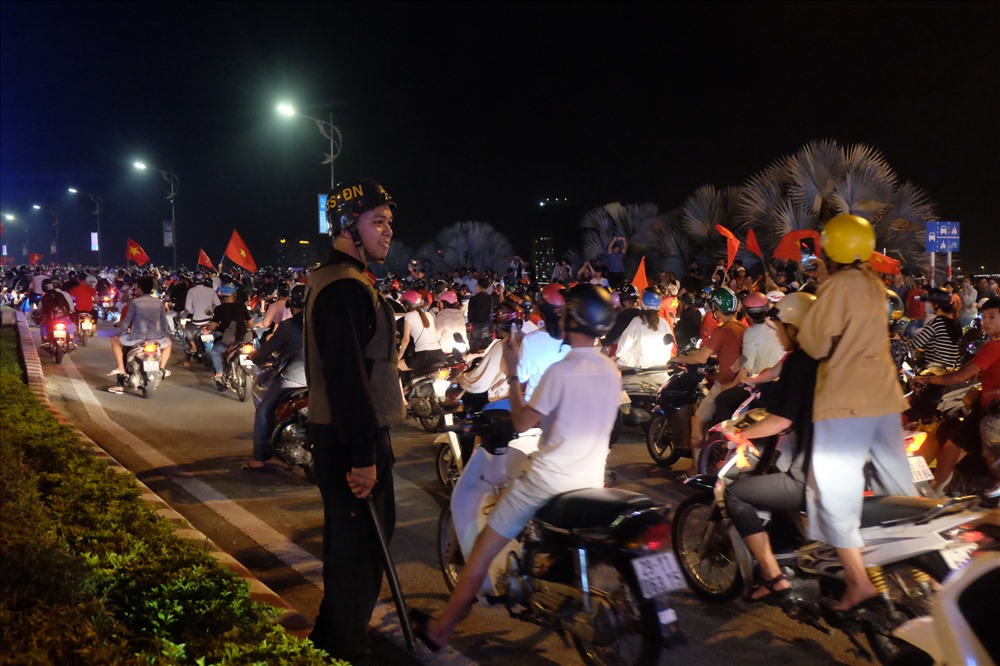 Lực lượng công an TP Đà Nẵng ra quân đảm bảo trật tự an toàn giao thông cho các hoạt động cổ vũ đội tuyển bóng đá Việt Nam. Ảnh: Hoàng Vinh