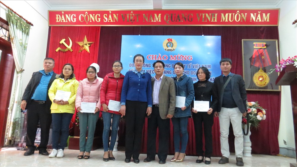 Chủ tịch Công đoàn Y tế VN Phạm Thanh Bình trao hỗ trợ cho một số đoàn viên khó khăn, mắc bệnh hiểm nghèo thuộc Công đoàn Y tế tỉnh Điện Biên.