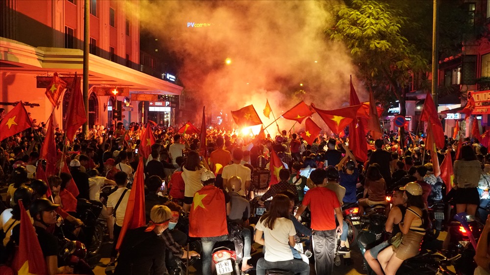  Dòng người hâm mộ đổ về trung tâm thành phố Hà Nội để ăn mừng chiến thắng của tuyển Việt Nam.
