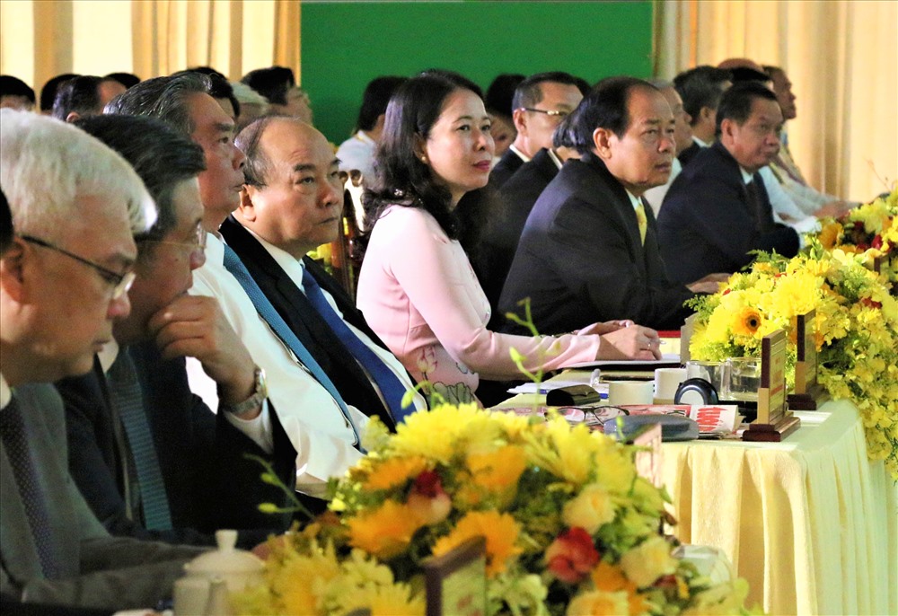 Thủ tướng Chính phủ Nguyễn Xuân Phúc lắng nghe các diễn giả phát biểu tại Hội nghị. Ảnh: Bảo Trung