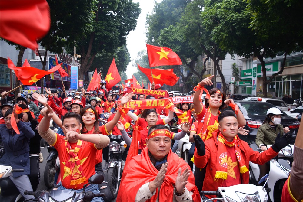 Hàng trăm CĐV diễu hành khuấy động phố phường Hà Nội.
