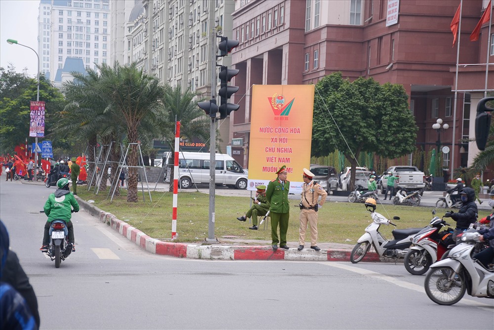 Theo ghi nhận, trên các tuyến đường dẫn về sân vận động như Lê Đức Thọ, Lê Quang Đạo, Mễ Trì... lực lượng chức năng có mặt rất sớm để phân luồng giao thông đảm bảo an ninh.