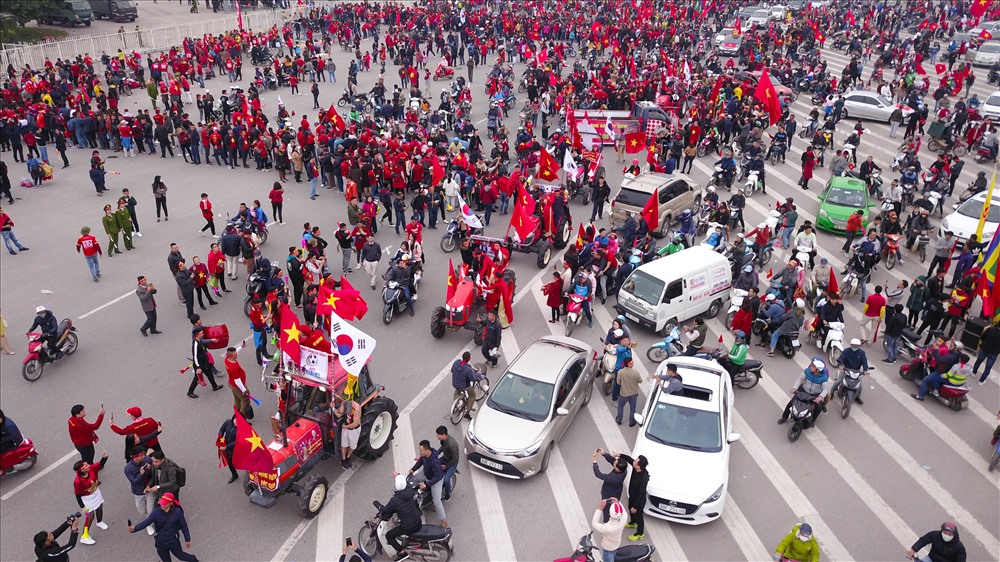 Hàng nghìn CĐV đổ về sân vận động Mỹ Đình để cổ vũ đội tuyển Việt Nam.