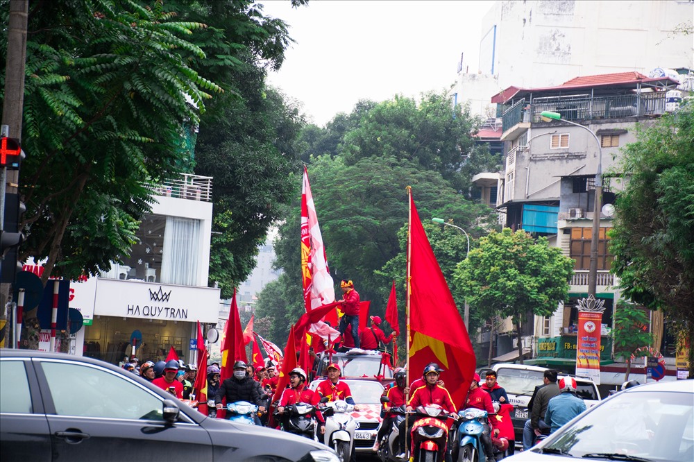 13h15, hàng trăm CĐV bắt đầu diễu hành.