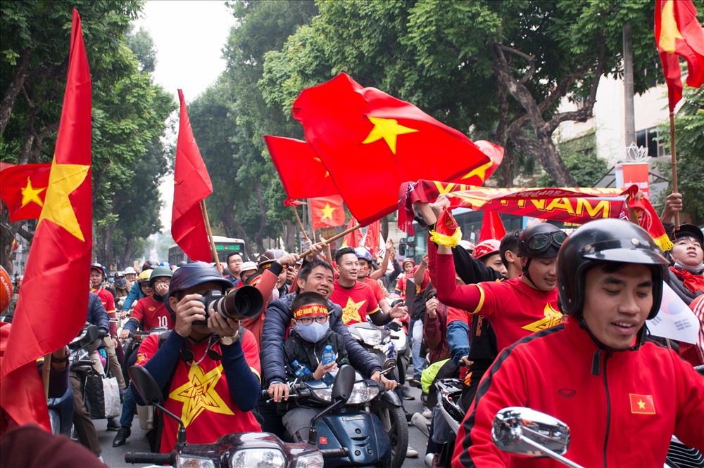 “Việc diễu hành nhằm cổ vũ cho đội tuyển Việt Nam, tạo không khí cho mọi người trước trận đấu đồng thời mong muốn Việt Nam sẽ có trận đấu“, một CĐV cho biết.