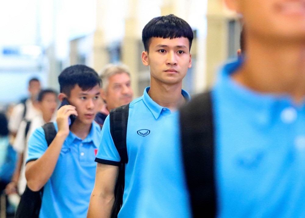 Thủ môn điển trai mới nhất được hội chị em chia sẻ trên các diễn đàn là Dương Tùng Lâm (19 tuổi) - người bắt chính cho U19 Hà Nội. Tùng Lâm thường xuất hiện trong các giải đấu của U19 Việt Nam và từng có mặt ở VCK U19 châu Á 2018.