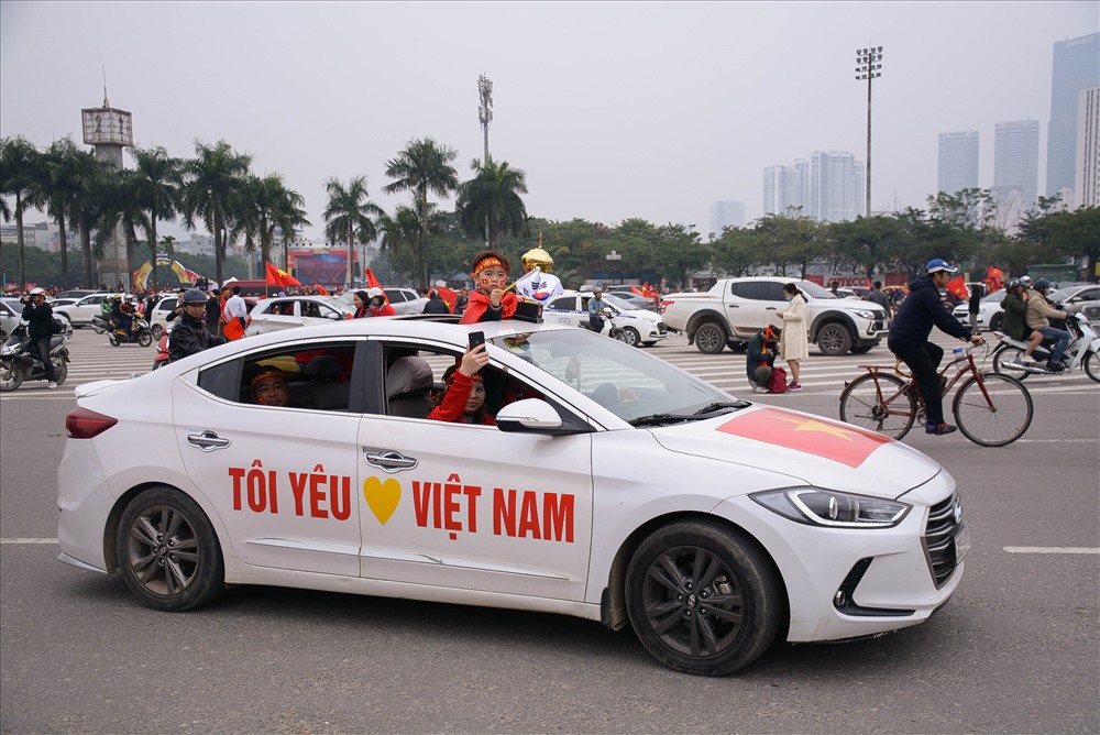 CĐV cuồng nhiệt muốn thể hiện tình yêu và cả lòng trung thành, niềm tin Việt Nam sẽ chiến thắng.