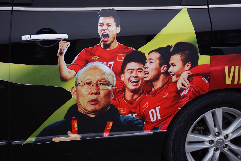 Người hâm mộ thể hiện tình yêu dành cho thầy trò huấn luyện viên Park. Có thể thấy, CĐV thể hiện độ chịu chơi của mình và tình yêu dành cho tuyển Việt Nam.
