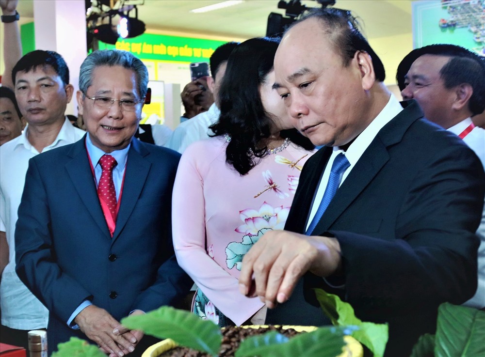 Thủ tướng Nguyễn Xuân Phúc tham quan gian hàng trưng bày tại Hội nghị Xúc tiến đầu tư An Giang năm 2018. Ảnh: Bảo Trung