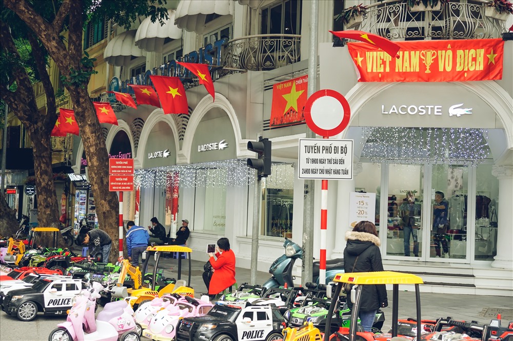 Ngoài ra, trên đường phố lúc này cũng tấp nập và được “nhuộm đỏ” bởi màu cờ đỏ sao vàng. Tất cả đều hướng tới sân vận động Mỹ Đình. 