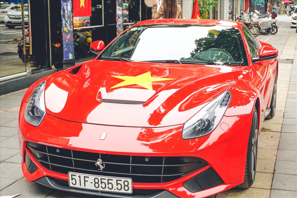 Vào khoảng 4h chiều ngày 15.12, tại đường Điện Biên Phủ, Hà Nội xuất hiện dàn siêu xe đỏ rực được gắn cờ đỏ sao vàng thu hút sự chú ý của nhiều người trên phố. 