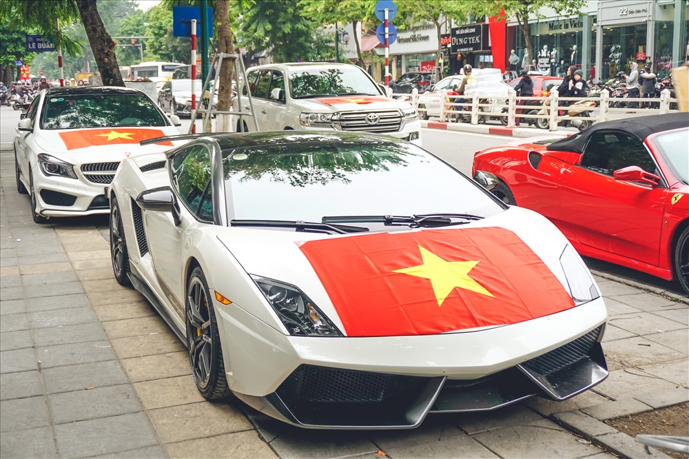Các xe đều được chủ nhân “trang bị” cờ đỏ sao vàng hoà chung không khí của hàng triệu cổ động viên cả nước, đều hướng về đội tuyển Việt Nam trước giờ G. 