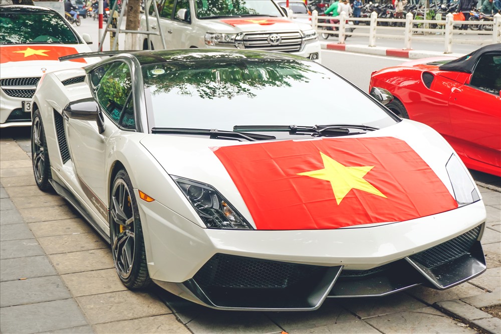 Các xe đều được chủ nhân “trang bị” cờ đỏ sao vàng hoà chung không khí của hàng triệu cổ động viên cả nước, đều hướng về đội tuyển Việt Nam trước giờ G. 
