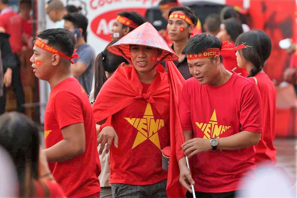 Nhgay từ đầu giờ chiều, hàng nghìn người đã đổ về phố đi bộ Nguyễn Huệ để đón chờ trận chung kết lịch sử của ĐTVN. Ảnh: T.S