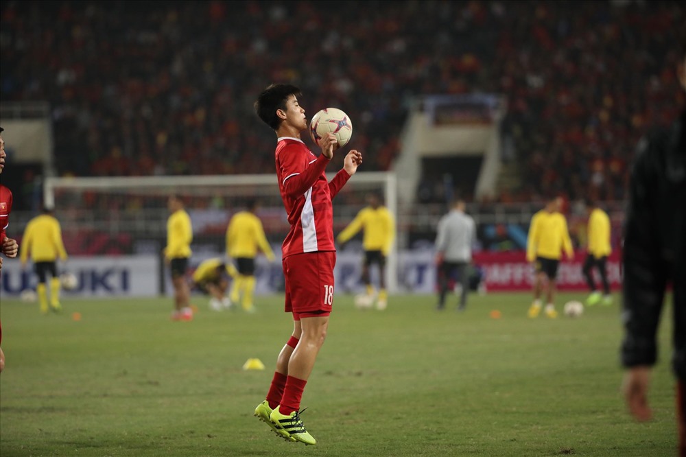 Các cầu thủ của team tuyển chọn nước Việt Nam trước giờ bóng lăn lộn. Ảnh: Sơn Tùng MTP.