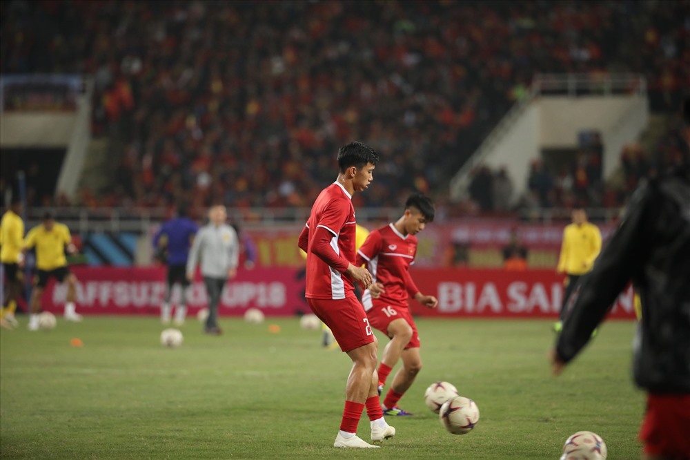 Các cầu thủ của đội tuyển Việt Nam trước giờ bóng lăn. Ảnh: Sơn Tùng.