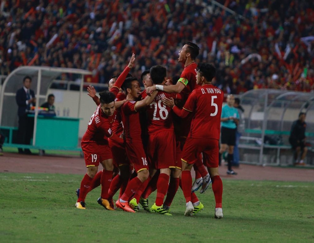 Các cầu thủ nước Việt Nam ôm nhau sung sướng mừng. Ảnh: Đăng Huỳnh.