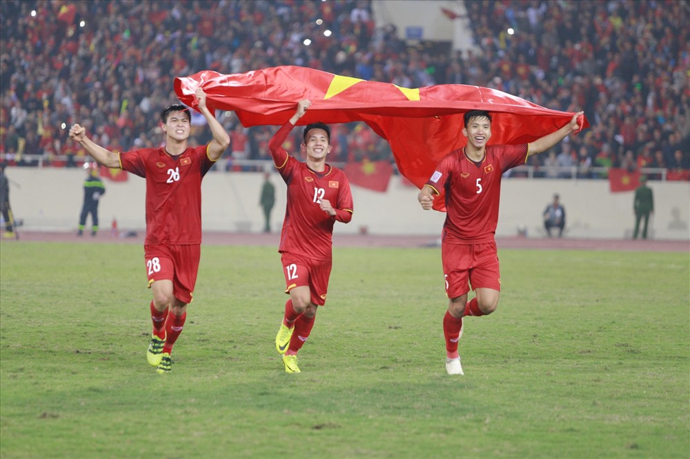 Niềm mừng thắng lợi của ĐT nước ta Lúc đoạt chức vô địch AFF Cup sau 10 năm mong chờ. Ảnh: Đăng Huỳnh.