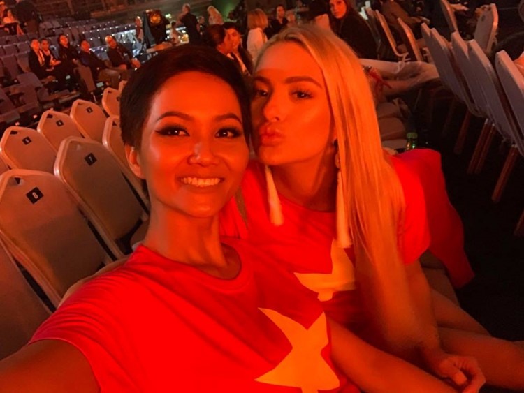 Hình ảnh Hoa hậu H'Hen Niê và Hoa hậu Mỹ thân thiết, cùng mặc áo cờ đỏ sao vàng cổ vũ tuyển Việt Nam. 