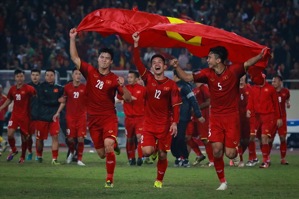 Hình ảnh của thầy Park và Quang Hải cùng các cầu thủ tưng bừng ăn mừng khi đoạt chức vô địch đầy xúc động sẽ khiến bạn cảm thấy tự hào và động viên cho đội tuyển bóng đá Việt Nam.