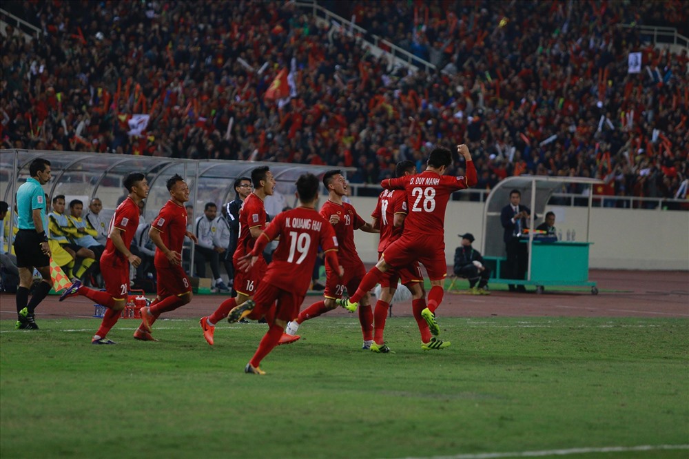 Bàn thắng duy nhất của Anh Đức giúp thầy trò Park Hang-seo thắng Malaysia 1-0 ở chung kết lượt về. Một lần nữa, chiếc cúp vàng danh giá được giơ cao tại sân vận động Mỹ Đình sau 10 năm chờ đơi. Ảnh: Đăng Huỳnh.