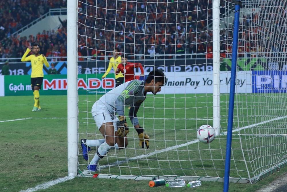 Sau đường chuyền thuận lợi của Quang Hải, tiền đạo Anh Đức volley làm tung lưới Malaysia, qua đó mở tỉ số cho tuyển Việt Nam ở ngay phút thứ 6 của trận đấu chung kết giữa Việt Nam vs Malaysia. Ảnh: Hải Nguyễn